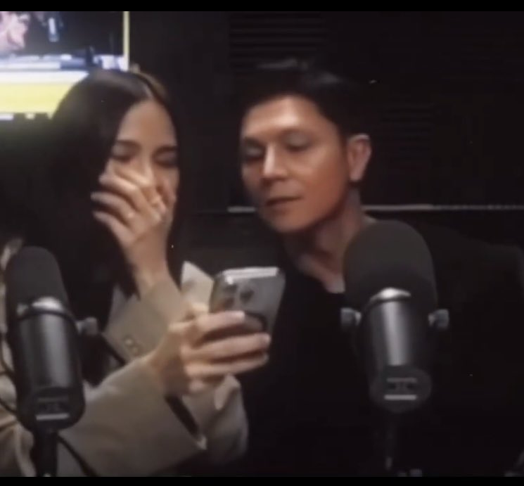 stwobeyishake's tweet photo. hirap rin talaga magphone pag may katabi kang chismoso hay https://t.co/1HMgvCC0zX