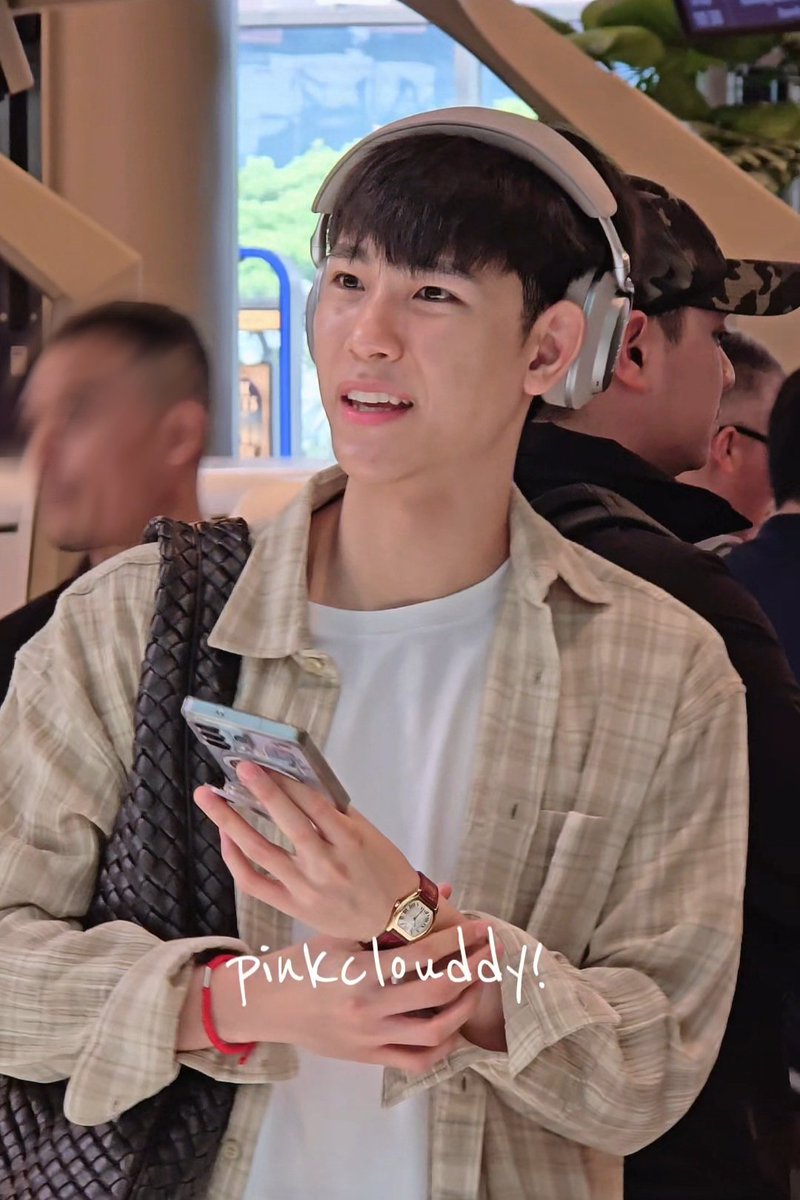 pinkclouddy_'s tweet photo. 260920 SIN > BKK

JUNIORMARK 1ST SG FANMEET

#junniorrs #GMMTV #JuniorMark1stFMSingapore https://t.co/FpLXgr4tC5