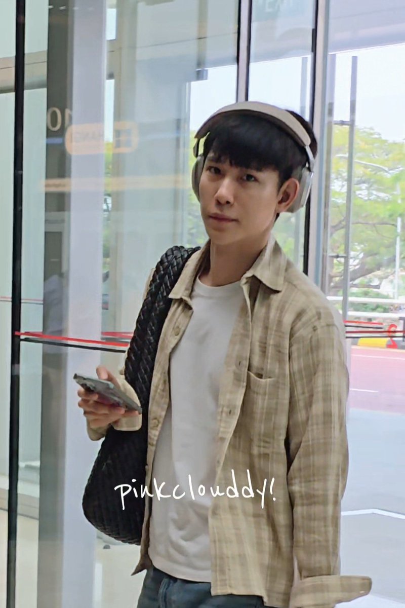 pinkclouddy_'s tweet photo. 260920 SIN > BKK

JUNIORMARK 1ST SG FANMEET

#junniorrs #GMMTV #JuniorMark1stFMSingapore https://t.co/FpLXgr4tC5