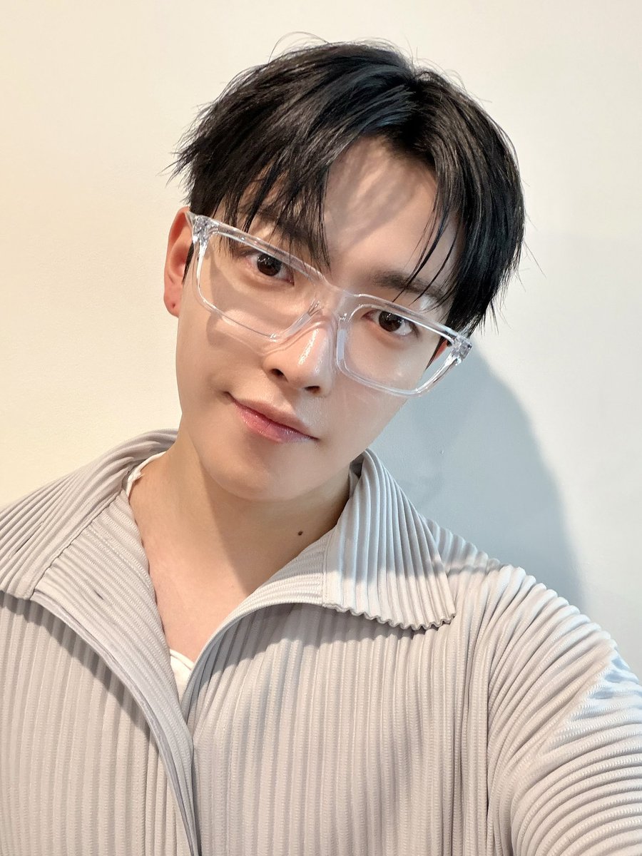 pyeongmars's tweet photo. “are you done, baby?                “wait!!
let’s go sweetie,                            just a selfie,
we’re late”                                       i’ll be quick!!” https://t.co/MQFpca4E8m