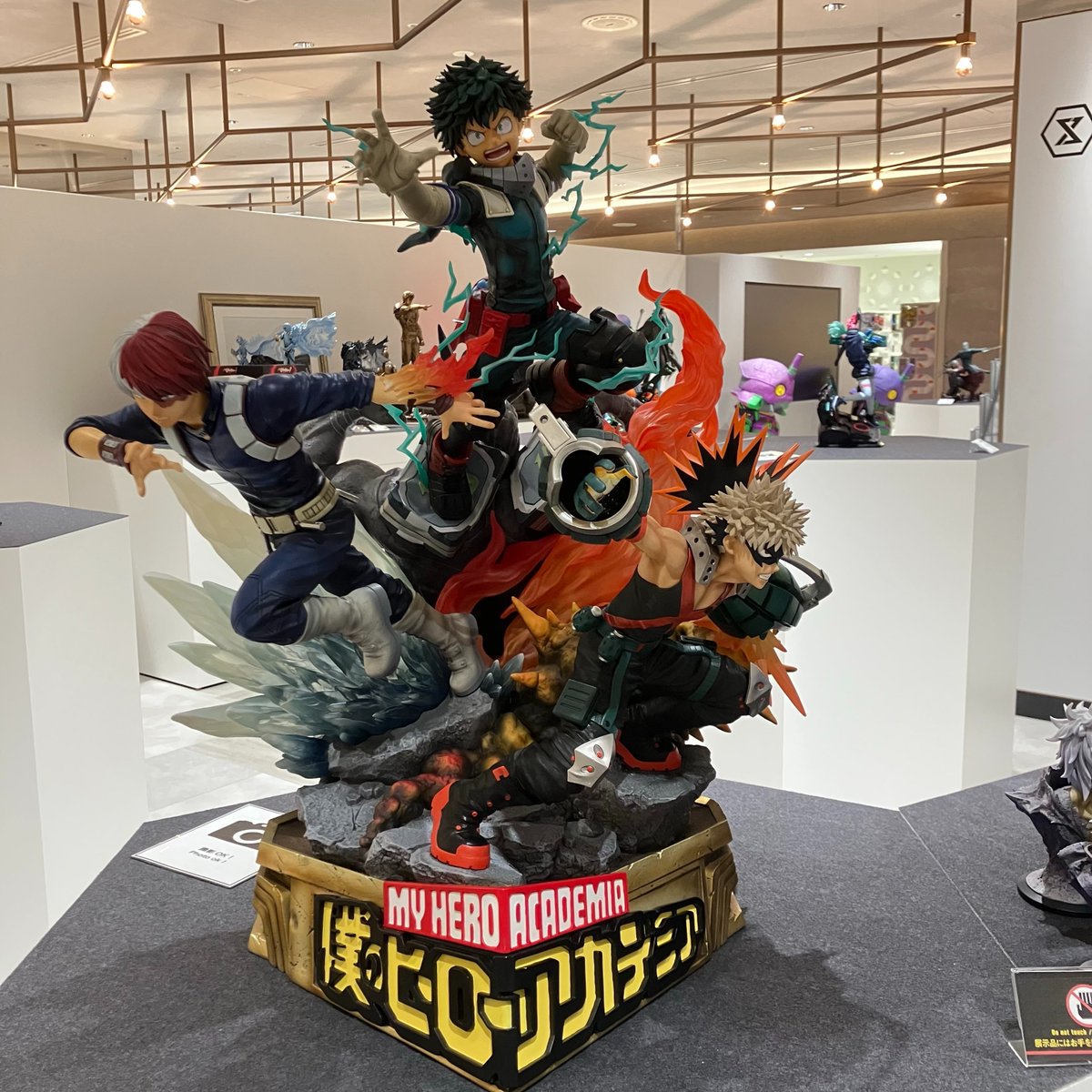 Nextlevel_Tokyo's tweet photo. 正義を貫くヒーローか、それとも信念を抱くヴィランか。
『僕のヒーローアカデミア』を
象徴するキャラクターたちを、迫力あるスタチューで展示中👀

この正義と悪を並べて展示するのは
ショップやイベント含め初となります👏

有楽町マルイ７Fにて、
皆様のご来店お待ちしております✨

#ヒロアカ #僕のヒーローアカデミア
#P1S_GS