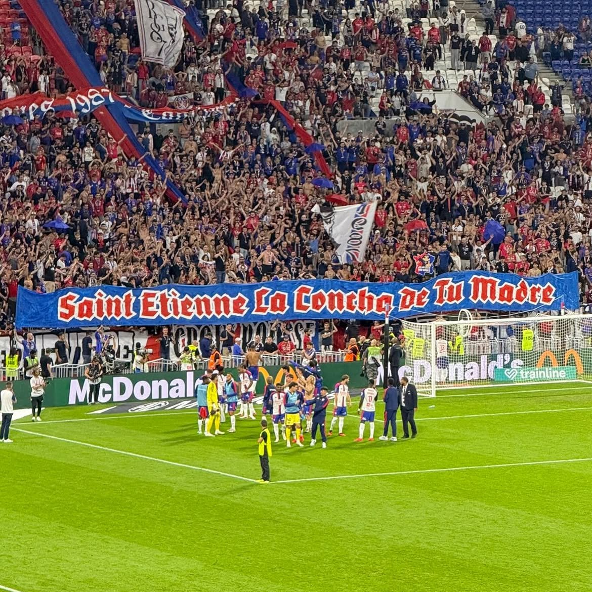 Barras_LATAM's tweet photo. 🇫🇷 Una mejor foto de la bandera que colgaron los de Olympique Lyon https://t.co/SSHhuiwkUK