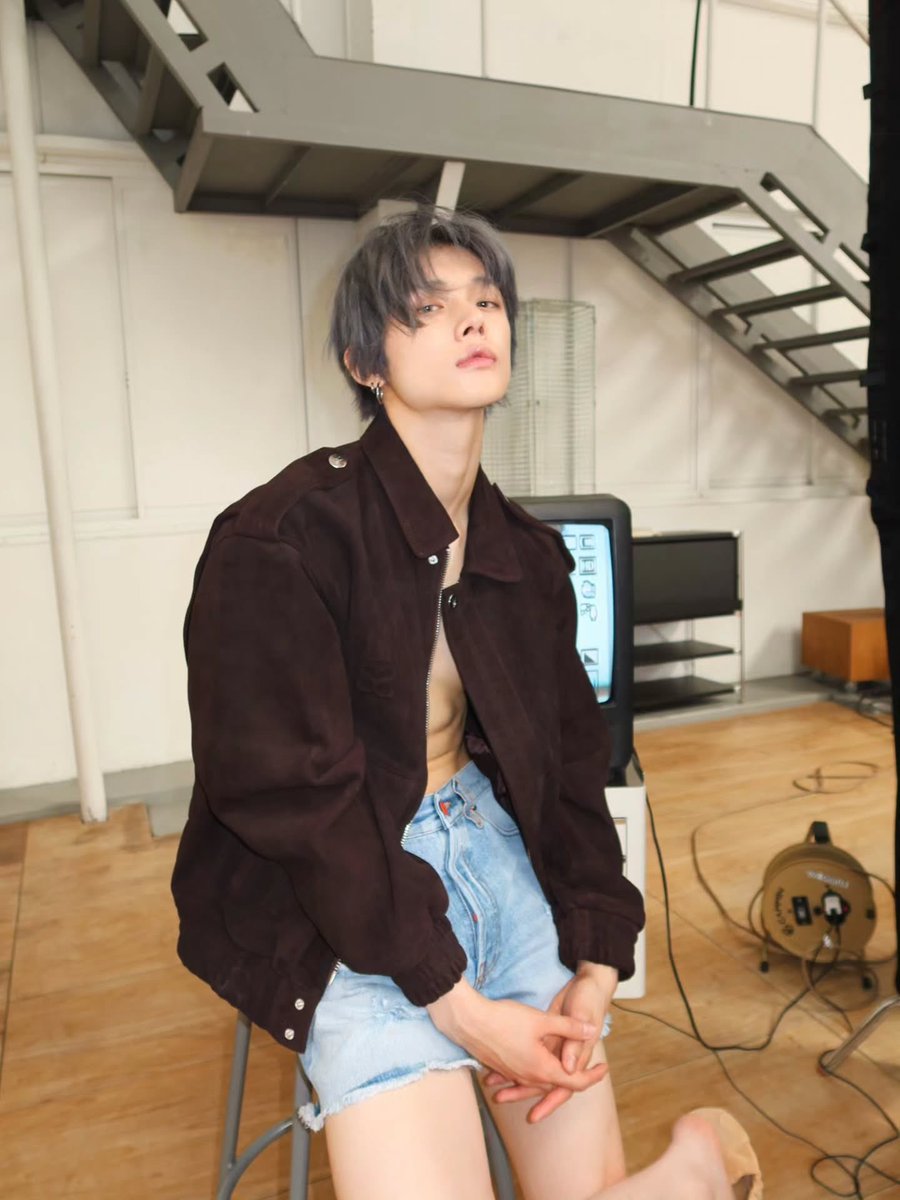 mingdung_txt's tweet photo. 아니 인스타 구경중인데 이 핫팬츠남 뭐예요 https://t.co/Fg5guSu3UR