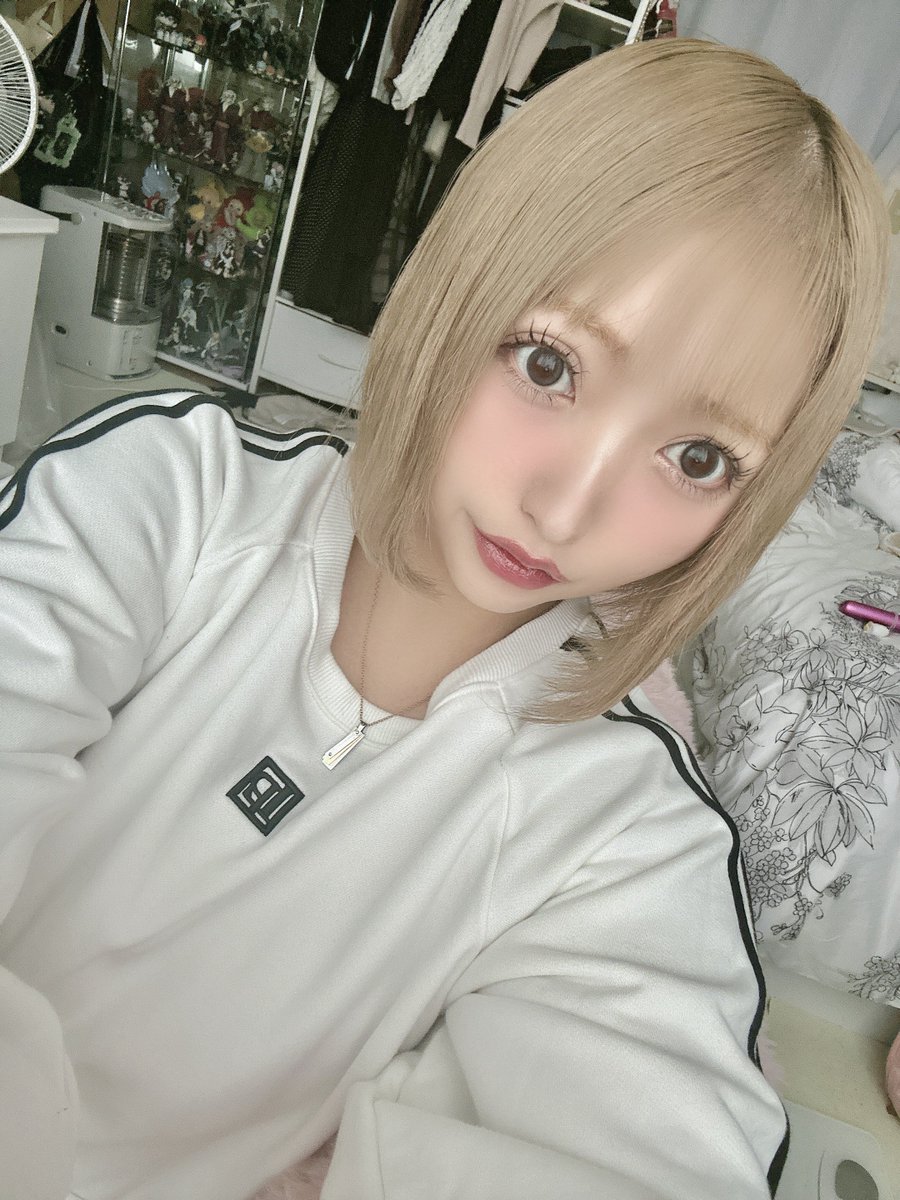 pooOnPon7's tweet photo. スーパーナチュラルメイクに挑戦しました

3枚目はえのき豆腐アボカドツナを
コチュジャンごま油鶏がらスープの素みりんをチンして混ぜたものです
ダイエット飯って草かキモイ見た目だよね

#ナチュラルメイク #ダイエット飯 #金髪ボブ https://t.co/g4FIUmdX6l