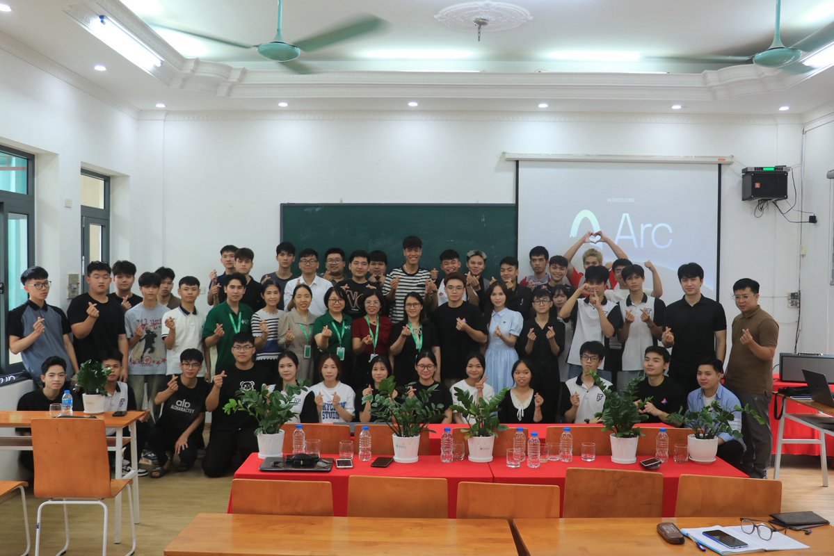 LilyHoang210's tweet photo. Arc Vietnam Campus #2 🇻🇳 : Phuong Dong Uni

One Campus comes to an end.
But for many new builders, this is just the beginning.

The journey of bringing Arc to universities will continue. More campuses, more builders to come.

See you at the next Campus. 🧡

Build on @arc