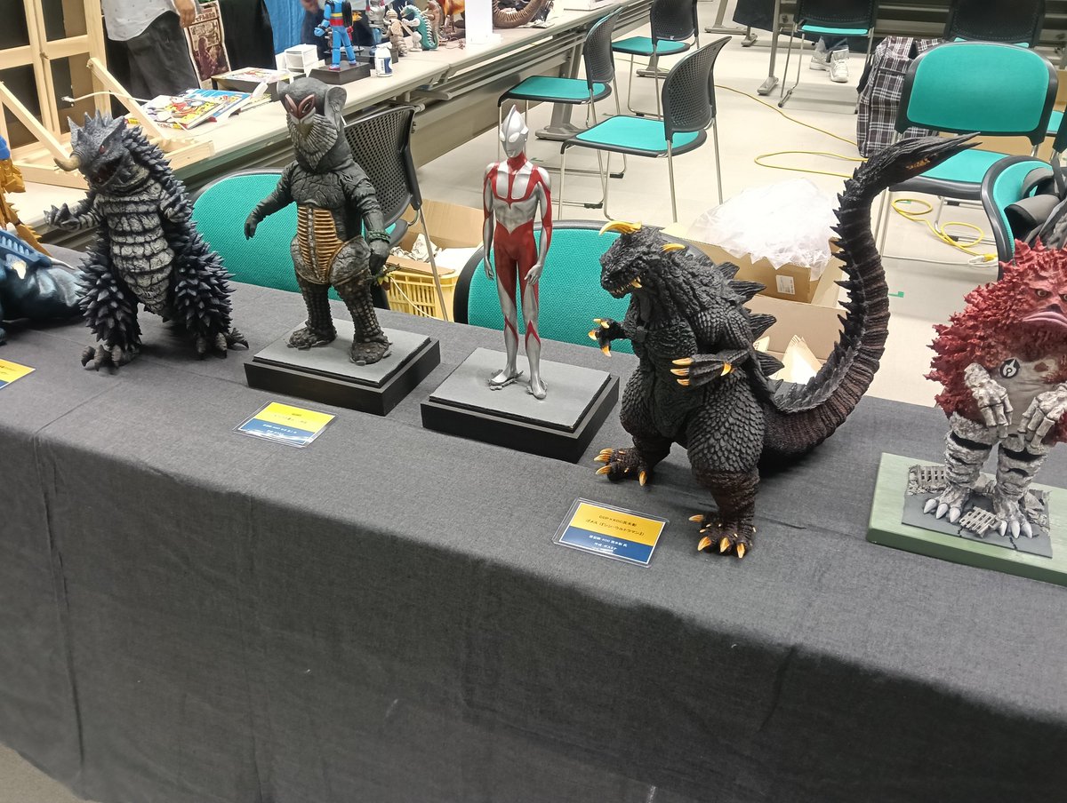 URHA_0828's tweet photo. 浜展に参加しております🫡
シン・ウルトラマンとシンゴメスを並べられて良かった🤭午前中はたくさんの方とお話が出来て嬉しいかぎりです✨ https://t.co/wQIj36Wnhz