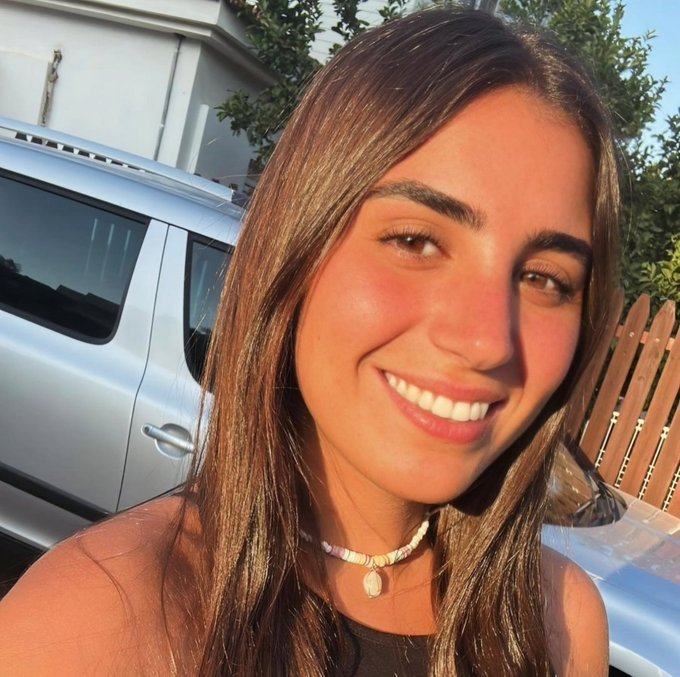 isaacrrr7's tweet photo. Quiero contarles sobre Karin Journo. Tenía solo 24 años. Amaba la vida, le encantaba sonreír e irradiaba luz allá donde iba.

El 7 de octubre, a pesar de tener una pierna rota debido a una lesión sufrida pocos días antes, Karin fue con sus amigos al festival de música Nova para celebrar y bailar. A las 6:30 a. m., cuando comenzaron los lanzamientos de cohetes, llamó a su madre para decirle que estaban suspendiendo la fiesta. A las 6:58, le envió la ubicación del festival y le dijo que ya se dirigían al coche para volver a casa.

Pero Karin nunca regresó a casa. A las 8:42, envió un mensaje al grupo de WhatsApp de la familia: "Mamá... papá, si no vuelvo a casa, que sepáis que os quiero". Su madre la llamó de inmediato. "¿Dónde estás? Dijiste que venías de camino a casa". Karin respondió: "Mamá, nos están disparando. Mamá, tengo miedo. Estoy aterrorizada". Esa fue su última conversación.

Debido a su pierna rota, Karin no podía correr. Mientras los terroristas abrían fuego por todo el recinto del festival, ella y otros jóvenes se refugiaron en el interior de una ambulancia. La ambulancia fue alcanzada por un proyectil RPG. Todos los que estaban dentro murieron y quedaron calcinados.

Esa misma tarde, los padres de Karin la buscaron desesperadamente entre los heridos, recorriendo el lugar y llamándola por su nombre. No estaba allí. Durante 11 días, su familia esperó sin saber qué le había sucedido.

Al undécimo día, unos funcionarios acudieron a su casa para informarles de que Karin había sido identificada. Su madre se negaba a enterrarla sin tener la certeza absoluta de que se trataba de ella. Karin tenía varios tatuajes pequeños, y su madre pidió ver cualquier señal que pudiera identificarla. Entonces le dijeron que no quedaba nada que ver.

Karin había sido identificada mediante el ADN de tres dientes. Tres dientes. Eso fue lo que su familia enterró.

Tras 137 días, se encontró el reloj de Karin. Estaba completamente quemado.

Una hermosa joven de 24 años, llena de vida, salió de casa para bailar con sus amigos. Lo único que quedó fueron tres dientes y un reloj quemado.

Nunca olvidaremos.

Vía @NoaMagid