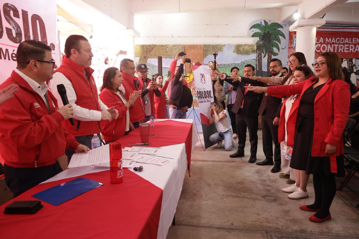 PRICDMX_'s tweet photo. El presidente @BetanzosOficial y el dirigente de @FColosioCDMX , @Luis_GQM , tomaron protesta a Odette Báez Bello , como presidenta  de la Fundación Colosio en la alcaldia La Magdalena Contreras. 

“Fortalecemos nuestras estructuras para servir con eficiencia a la ciudadanía.” https://t.co/s6EHNvqLP9