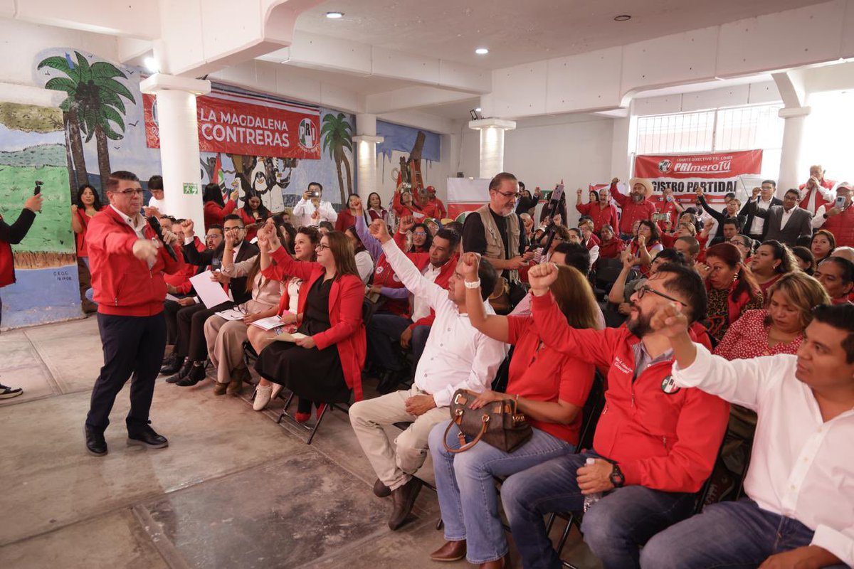 PRICDMX_'s tweet photo. El presidente @BetanzosOficial y el dirigente de @FColosioCDMX , @Luis_GQM , tomaron protesta a Odette Báez Bello , como presidenta  de la Fundación Colosio en la alcaldia La Magdalena Contreras. 

“Fortalecemos nuestras estructuras para servir con eficiencia a la ciudadanía.” https://t.co/s6EHNvqLP9