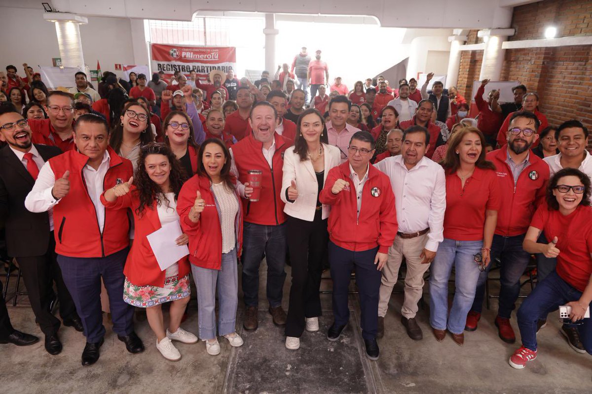 PRICDMX_'s tweet photo. El presidente @BetanzosOficial y el dirigente de @FColosioCDMX , @Luis_GQM , tomaron protesta a Odette Báez Bello , como presidenta  de la Fundación Colosio en la alcaldia La Magdalena Contreras. 

“Fortalecemos nuestras estructuras para servir con eficiencia a la ciudadanía.” https://t.co/s6EHNvqLP9