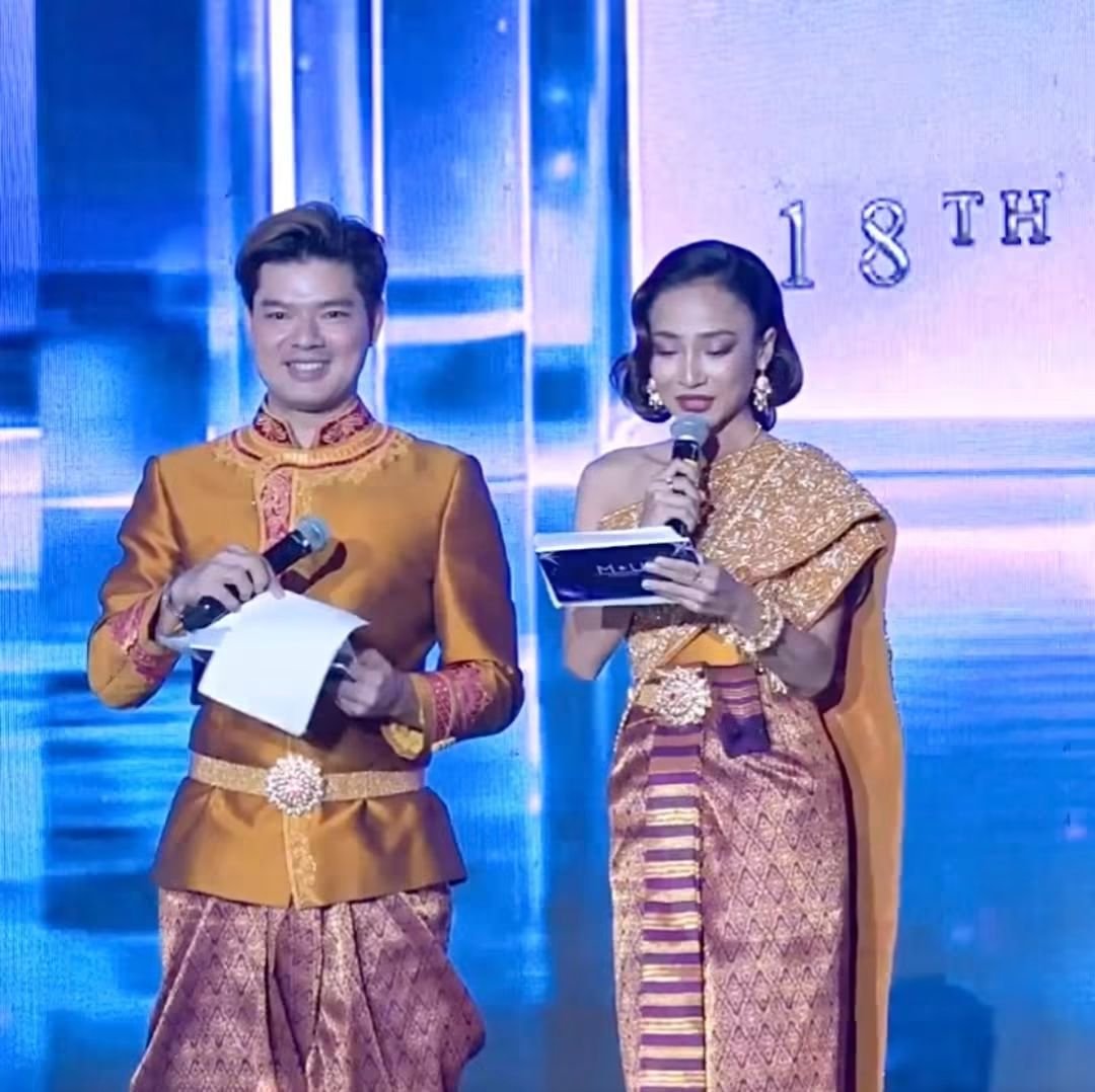 aoikotori's tweet photo. ประเด็นร้อนในตอนนี้คือ เพจ Asean มองไทย เผยแพร่ภาพการประกวด Miss Universe กัมพูชา ที่มีการเคลมชุดไทยแบบออกหน้าออกตา มีการนำภาพสตรีในวังช่วงสมัย ร.4-ร.5 มาประกอบ โลโก้ก็พยายามเอาชฎามาใส่ คือเอาความเป็นไทยไปใส่ทุกเม็ดเลยก็ว่าได้ 😥 กระทรวงวัฒนธรรมจะไม่ทำอะไรเสียหน่อยหรอ ปล่อยให้เขาเคลมไปเรื่อยๆ แบบนี้ เดี๋ยววันนึงก็ยึดเป็นของตัวเองขึ้นมาจริงๆ ชาวโลกจะรู้อะไร