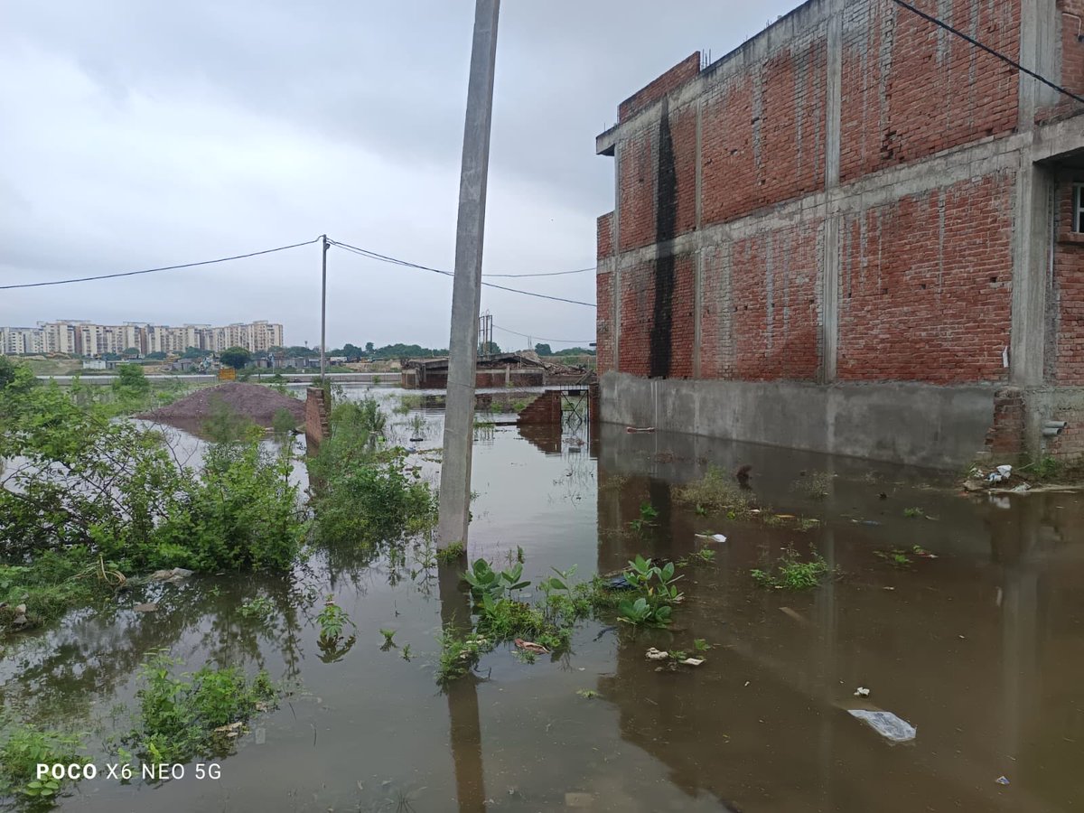 Kush8080's tweet photo. @LMC_Lucknow @Sushma_Kharkwal @aksharmaBharat @SureshKKhanna 
माननीय आप सभी को अवगत कराना है कि river green society, पुलिस मुख्यालय के सामने ,गोमती नगर विस्तार, लखनऊ में कई परिवार बाढ़ जैसी स्थिति का सामना कर रहे हैं। हाल ही में मगरमच्छ निकलने से भय का माहौल है।कृपया संज्ञान ले। https://t.co/MnbdExZeGt