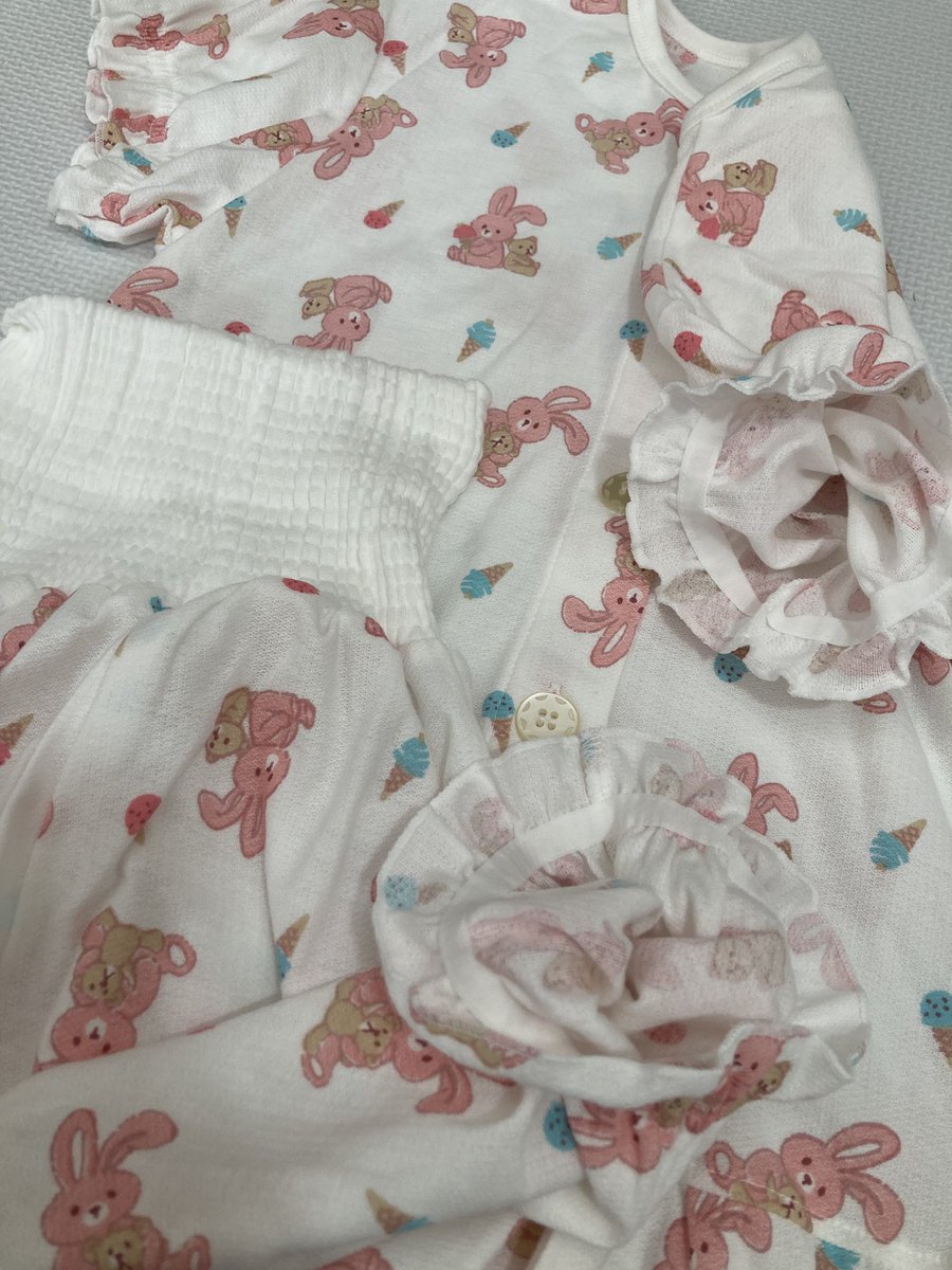 smapluvaxa's tweet photo. 西松屋じゃないけど、半袖パジャマ🐰綿100%
腹巻付きで袖口・裾口のゴムの縫製も丁寧。
これで¥550なら買い！
同じ物揃ってるのが130しかなかったから大分先の未来サイズではあるけど物価高もあるし安い時に買っておくー！ https://t.co/3uUd1bfV1A