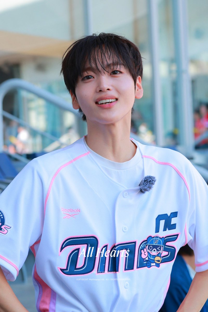 allhearts1130's tweet photo. 260920 NC파크
진땀흘린 오늘의 시구자 #형준 #HYEONGJUN #크래비티 #CRAVITY https://t.co/GuFjdVzDuP