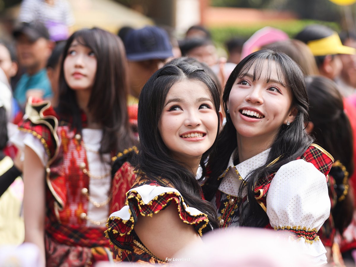 ForLoveliest's tweet photo. Liatin apa sih kalian? 👀

@M_OlineJKT48 @CErine_JKT48 @Aralie_JKT48 https://t.co/j0ZXNJk0Ny