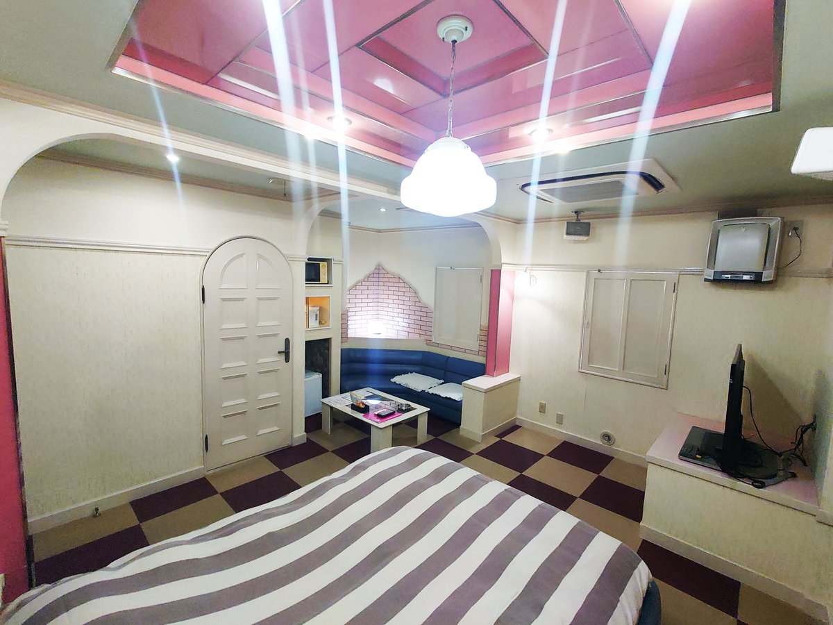 HOTEL_Fantasy_'s tweet photo. ２１０号室のご紹介
当館では人気の高いお部屋となります。
少し奥まった位置のソファースペースにご好評頂けております。

皆様のご利用をお待ちしております。 https://t.co/Ythta7f3KF