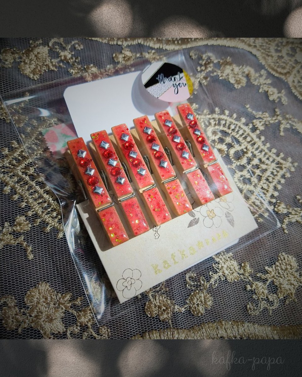 otamasen's tweet photo. 【ウッドクリップ-いちごジャム-5個セット】

#minne にてお買上げ頂きました🍓

いちご色レジン、キラキラのラメホログラムのつぶつぶがリアルなジャム感を醸し出してくれました🍓✨

ラインストーンで凹凸をつけ、キラキラ可愛く＆滑り止めの実用性を持たせています。

https://t.co/yjLYoAXavr https://t.co/tsxnLdb77J