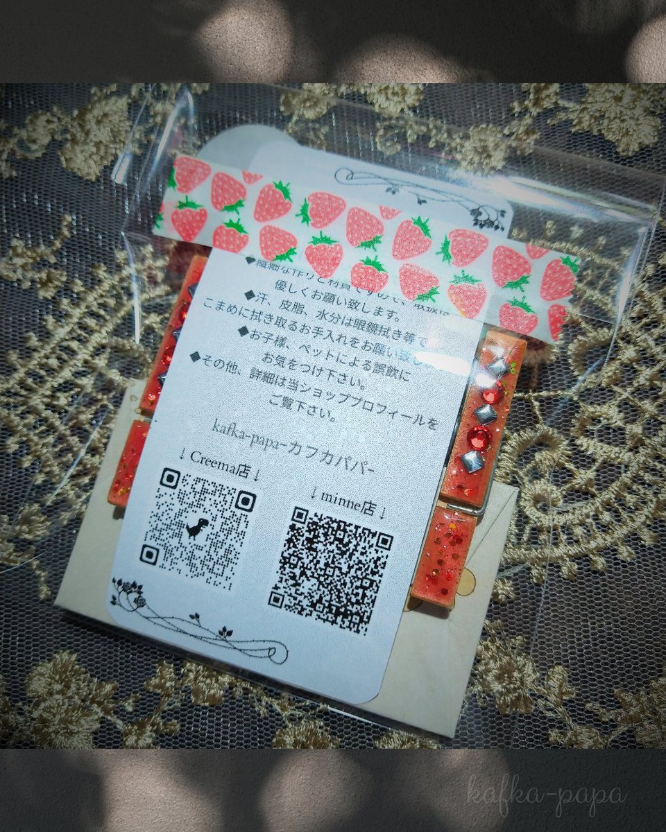 otamasen's tweet photo. 【ウッドクリップ-いちごジャム-5個セット】

#minne にてお買上げ頂きました🍓

いちご色レジン、キラキラのラメホログラムのつぶつぶがリアルなジャム感を醸し出してくれました🍓✨

ラインストーンで凹凸をつけ、キラキラ可愛く＆滑り止めの実用性を持たせています。

https://t.co/yjLYoAXavr https://t.co/tsxnLdb77J