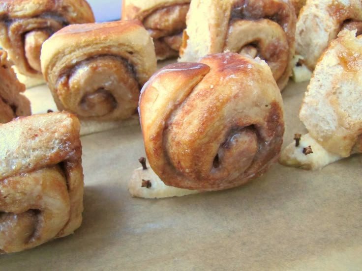 Snailington_'s tweet photo. Eat me oomf... eat me i am very tasty.... 🐌🥐 https://t.co/ZNfmaGTzui