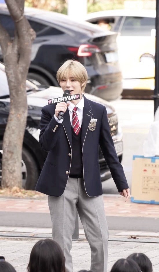 kirzmwa's tweet photo. beomgyu using taehyuns mic??? https://t.co/Z8WFNcLvfQ
