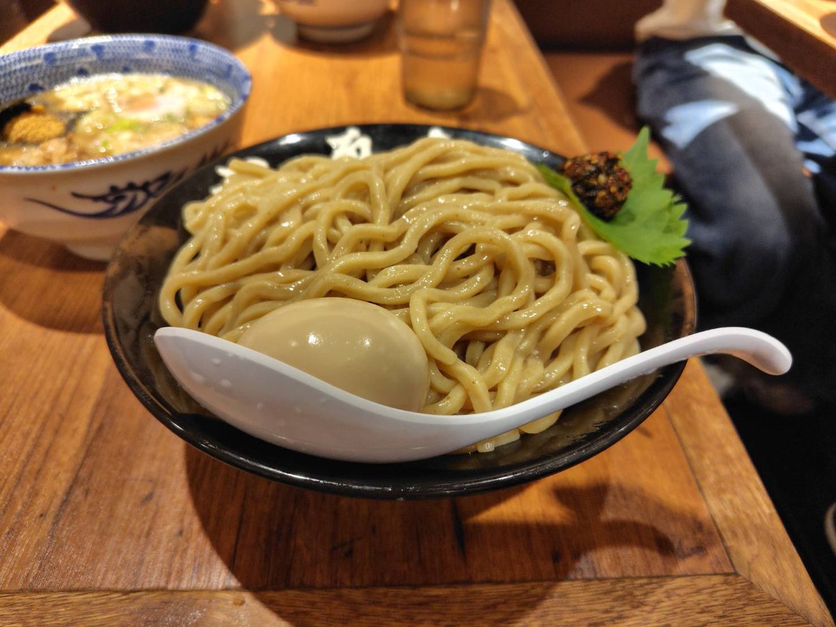 handai_ramenlab's tweet photo. 【 #六厘舎 】
特製つけ麺大盛り1550円。
冷たく引き締められた剛麺を、豚骨魚介の泥濘へと入水させる。 https://t.co/SMA3DiDe9Q