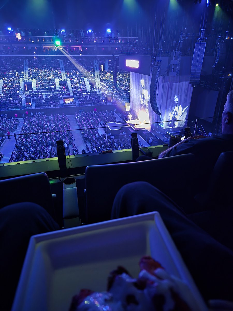 Paulrucker13's tweet photo. Very cool arena.  Just got to my suite. Very nice. https://t.co/UmFg7Hlb8u