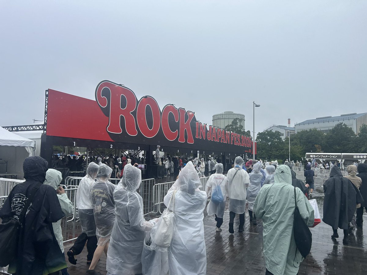 Shigemin_1111's tweet photo. ロッキンにやってきたぞ！！
めっちゃ☔️☔️
そして明日も参加予定やったけど、開催中止...😭
今日思う存分楽しみます😊😊 https://t.co/3jCZr8Lkoe