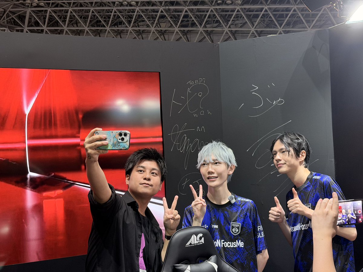 SanDiskJP's tweet photo. #TGS2026 
サンディスクブースに
ぶゅりる さん、ネフライトさん、トンピ？さんのサインが刻まれた！
ぜひ写真取りに来てくださいね！ https://t.co/uLwB83uucA