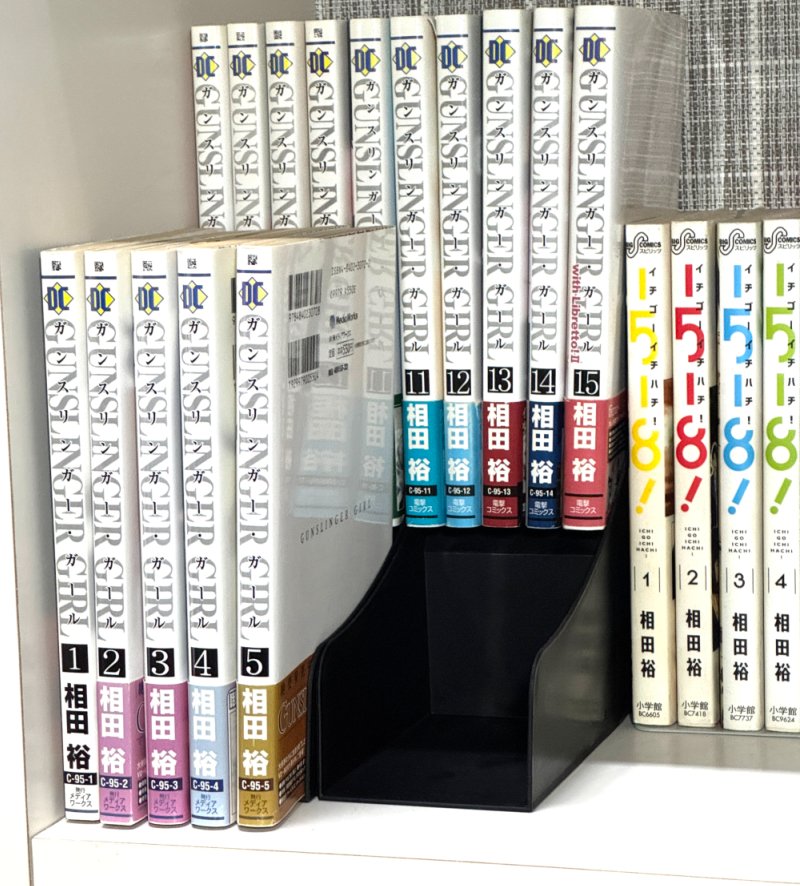 aidayu02's tweet photo. Seriaで買った2段コミックスタンドを使ってみる https://t.co/9WOu7uzbBc