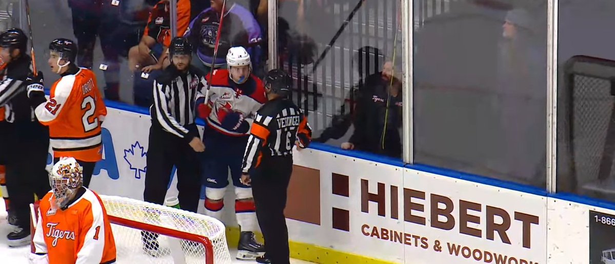 DeportesHoyCA's tweet photo. #WHL 🏒 
Luke Cozens, ex jugador de @WHLHurricanes y ahora con @tigershockey anotó un hat trick (3 goles) para darle el triunfo a Medicine Hat sobre Lethbridge por 5-1.
Esta es la segunda victoria tras ganar el primer juego ayer en Lethbridge
#WHLCanes #MyWHL #CaneTrain
@TheWHL https://t.co/82jv6NdWb8