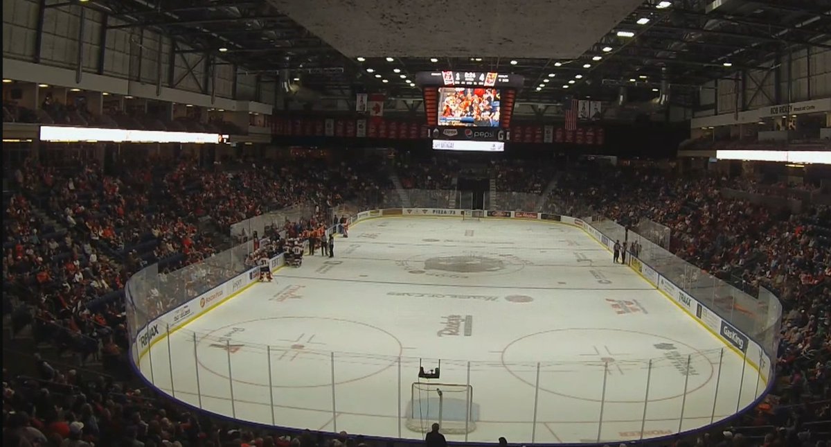 DeportesHoyCA's tweet photo. #WHL 🏒 
Luke Cozens, ex jugador de @WHLHurricanes y ahora con @tigershockey anotó un hat trick (3 goles) para darle el triunfo a Medicine Hat sobre Lethbridge por 5-1.
Esta es la segunda victoria tras ganar el primer juego ayer en Lethbridge
#WHLCanes #MyWHL #CaneTrain
@TheWHL https://t.co/82jv6NdWb8
