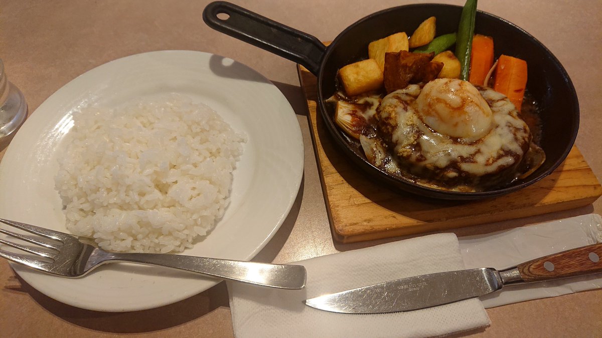 RVEGYago's tweet photo. お昼は洋食屋さんで、ハンバーグセットを頂きます🤤 https://t.co/JRJmcukfg8