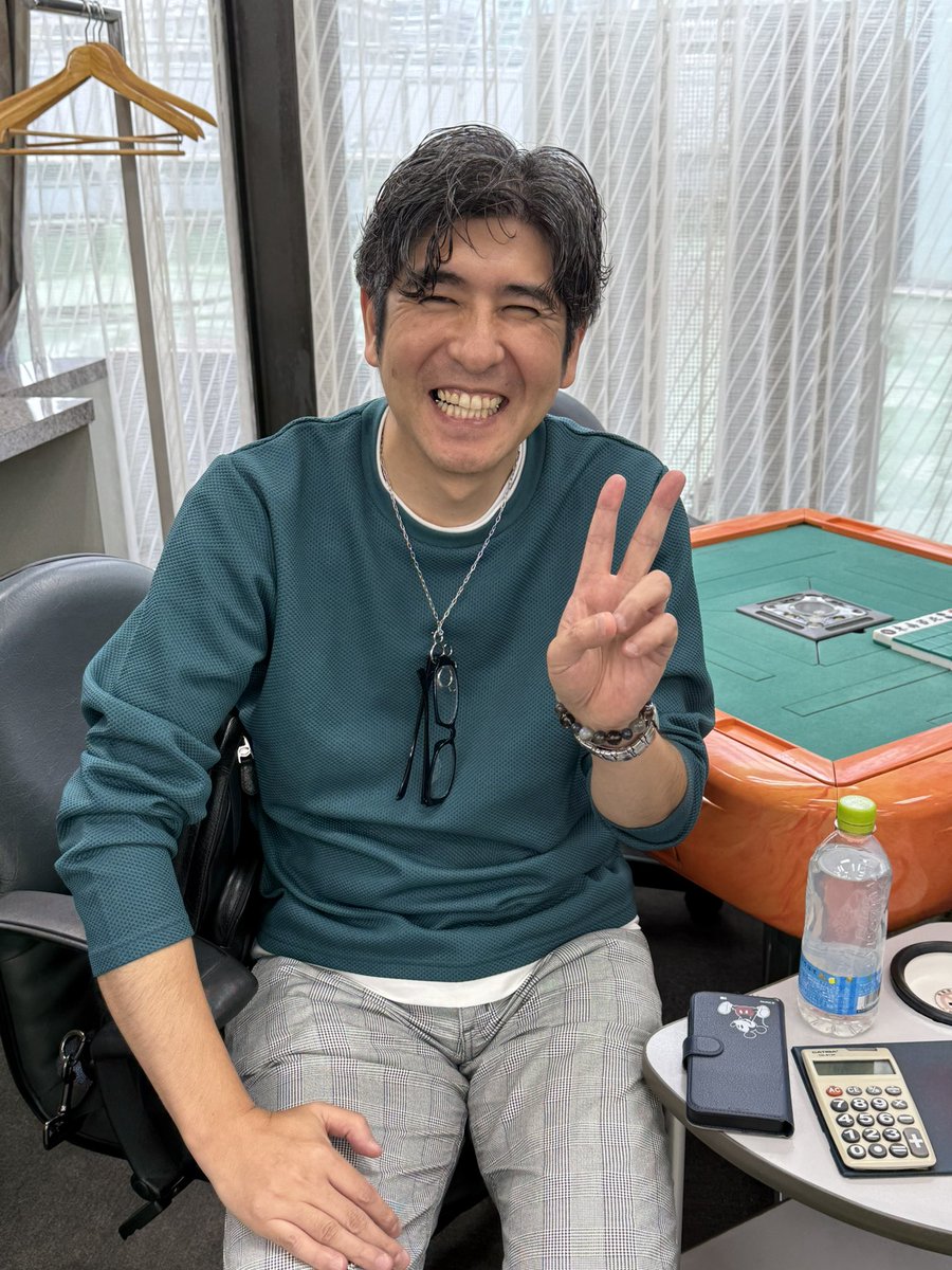 mahjong_marsta's tweet photo. 通過は12チーム中3チーム
なにやらやってくれそうなメンバー！

松戸店の笑顔担当、応援係のてっちゃんさんを添えて https://t.co/cM2UjdtuLD
