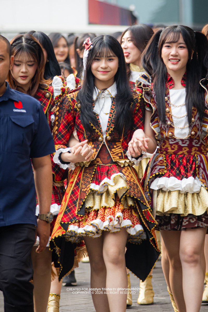 Jonahinnn's tweet photo. Awalnya gw kek "these costumes aight" tapi pas gw zoom.... actual variations on each costume and various batik as pattern.. OH PEAK IS IN THE HORIZONS!!! https://t.co/bVfi9YDBiW