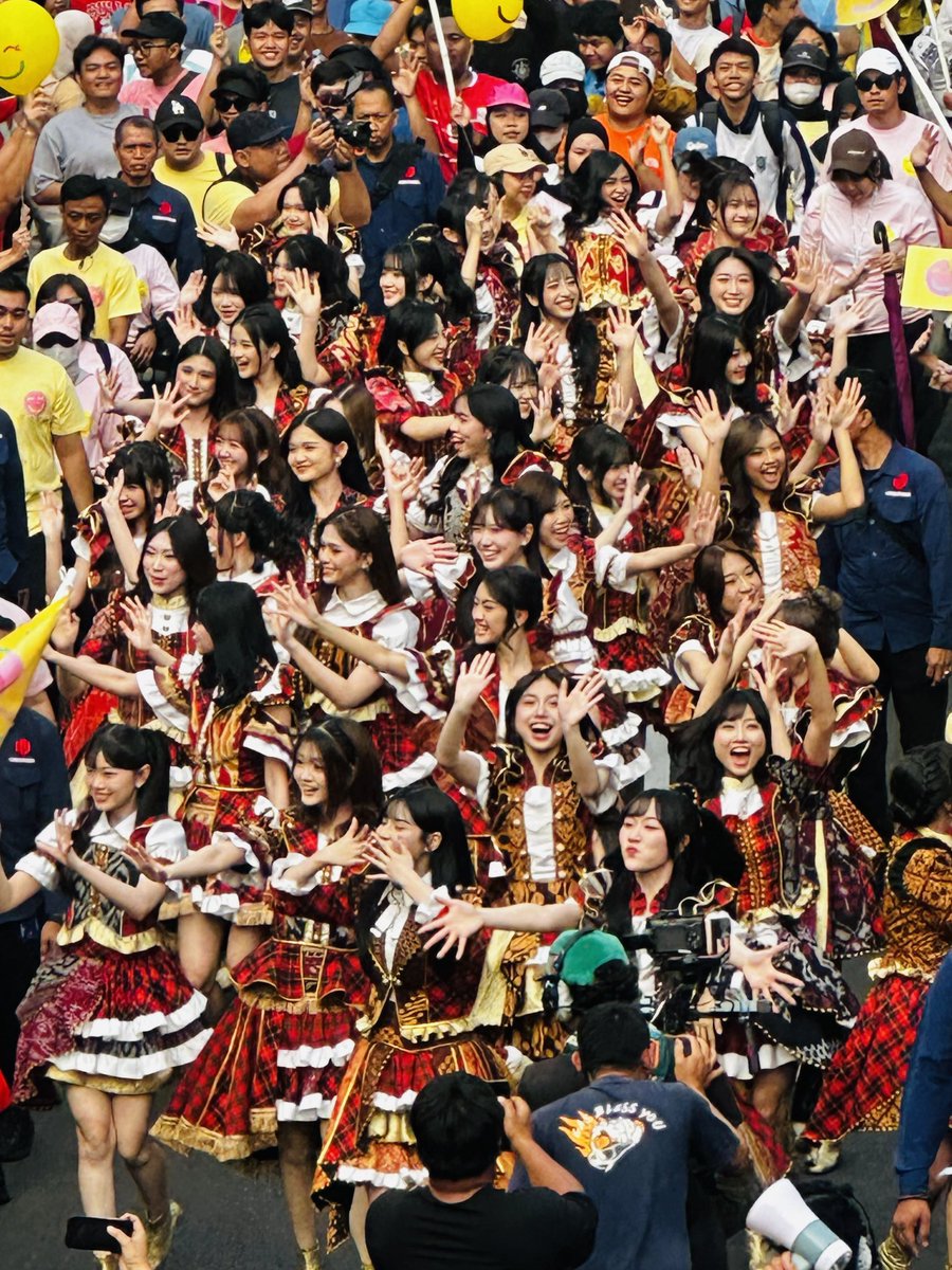 Jonahinnn's tweet photo. Awalnya gw kek "these costumes aight" tapi pas gw zoom.... actual variations on each costume and various batik as pattern.. OH PEAK IS IN THE HORIZONS!!! https://t.co/bVfi9YDBiW