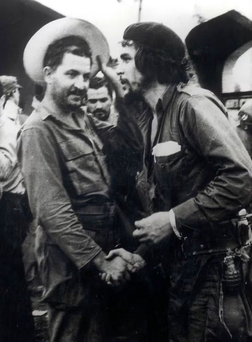 AboDCausaJusta's tweet photo. Efectivamente, puede ser que en el acento y que utilizara al hablar se escapara algo de la Argentina. He nacido en la Argentina; no es un secreto para nadie. Soy cubano y también soy argentino y, si no se ofenden las ilustrísimas señorías de Latinoamérica, me siento tan patriota de Latinoamérica, de cualquier país de Latinoamérica, como el que más y, en el momento en que fuera necesario, estaría dispuesto a entregar mi vida por la liberación de cualquiera de los países de Latinoamérica, sin pedirle nada a nadie, sin exigir nada, sin explotar a nadie.
★Che~
#CHE 
#HastaLaVictoriaSiempre 
#CheGuevara
#CubaNoEsUnaAmenazaElBloqueoSí