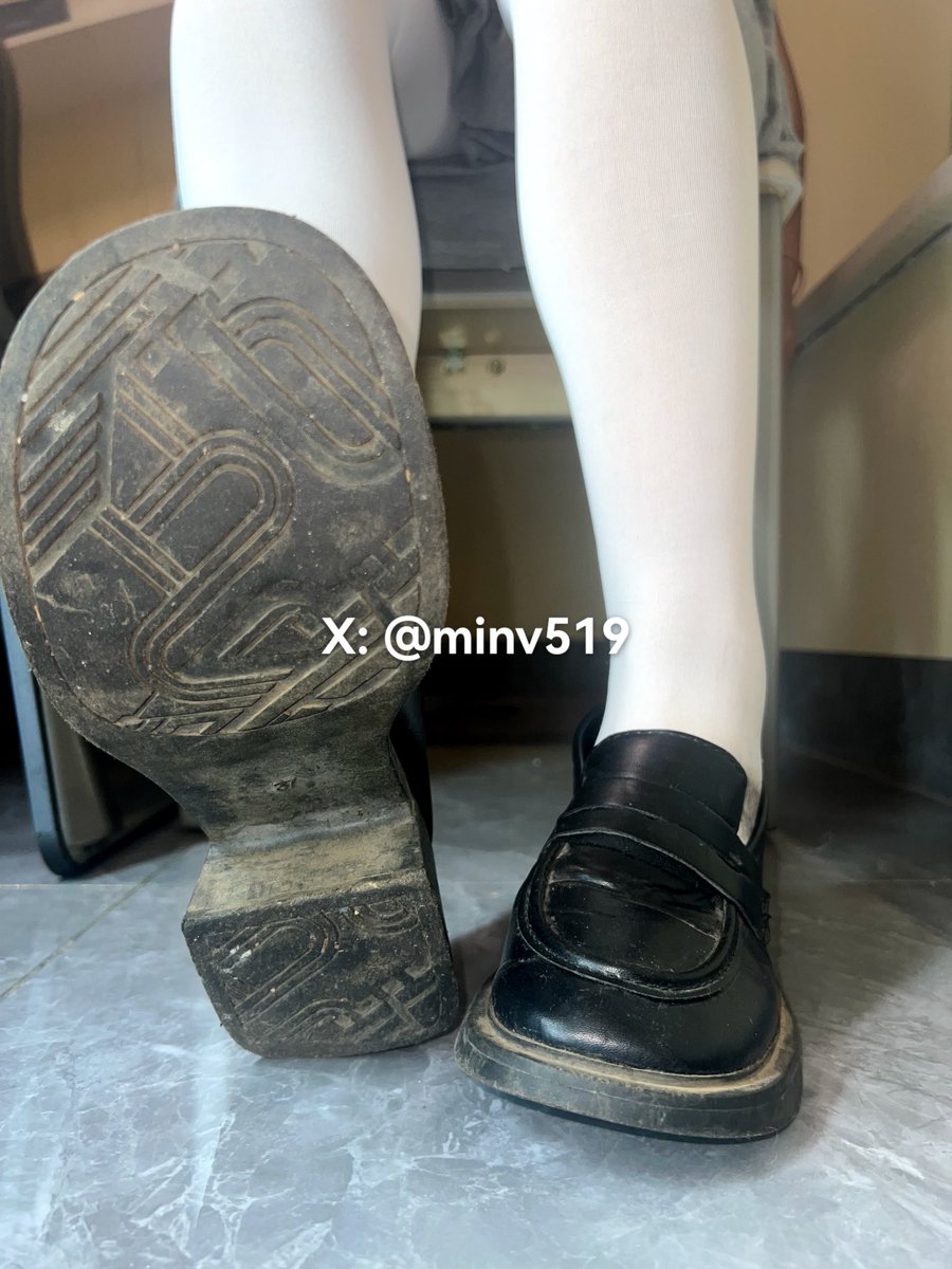 minv519's tweet photo. 中午好ദ്ദി(˵ •̀ ᴗ - ˵ ) ✧  小皮鞋和白丝，好捂脚

​11🈳 https://t.co/0k42o3VsNE