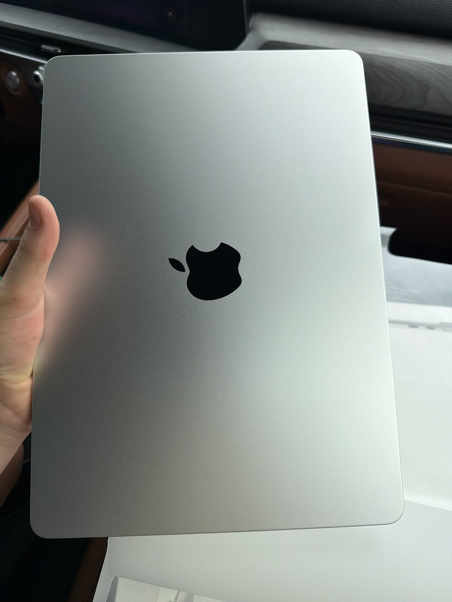 grey_mered's tweet photo. This summer i bought a new MacBook Air with my own money from graduation https://t.co/0PehYyk3xR
