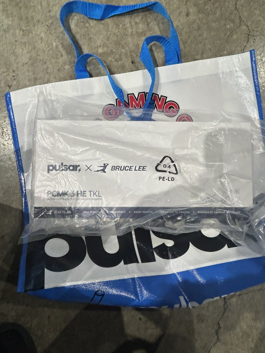 NTAP041243's tweet photo. pulsarのブースにて、ジャンケンで勝ち残った方22名にデバイスプレゼントだと言うのでやったらまさかの勝ち残り
Depさんから手渡しで頂いてしまった…
大切に使わせていただきます嬉しい https://t.co/MtQKPCZh1M