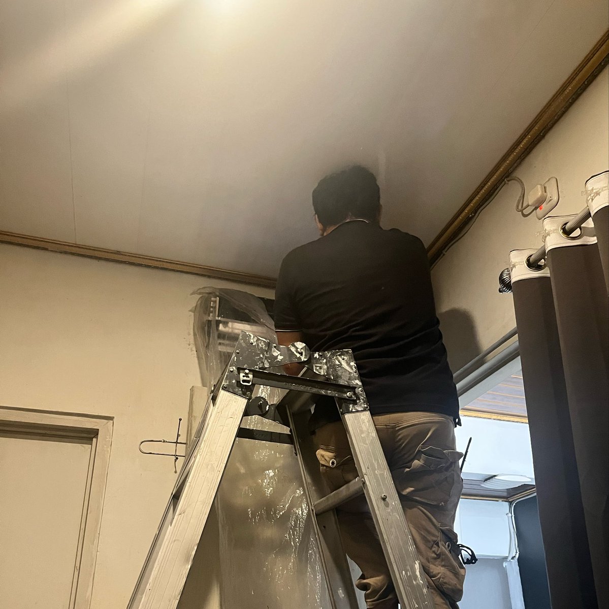 dustinsby's tweet photo. mau gereja jam 1 malah ada tukang servis ac 😭 smoga keburu deh https://t.co/mNeDRSV2Hu
