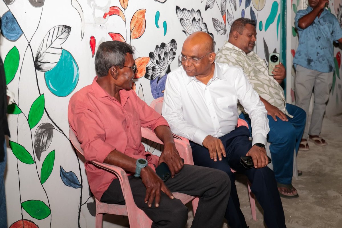 Mohamedfaisalv's tweet photo. ރާއްޖޭގެ ނިއުޅެމުންދާ ސިޔާސީ ހަގީގަތުގައި ރާއްޖޭގެ ގިނަ ރަށްޔިތުން މިހާރު ގަބޫލު ކުރައްވާ މި ގައުމަށް އެއްމެ މުހިއްމު އެއް ކަމަކީ ބައިނަލް އަގްވާމީ ދުނިޔޭއާއި އޮންނަ ޙާރިޖީ ޑިޕޮލެމެސީ ގުޅުމަކުން މެނުވީ މި ގައުމެއް ކުރިއަރާ ނުދާނެކަން .. / އޮނަރަބަލް އަބްދުﷲޝާހިދު ދަންނާނެ ހުޅަންގުން ފެށިގެން އިރުމައްޗާ ހަމައަށް ދުނިޔެ އެހެންވީމަ ޝާހިދު ހޮވަން ޖެހެނީ .ގުރައިދޫ ރަށްޔިތުން..@abdulla_shahid
