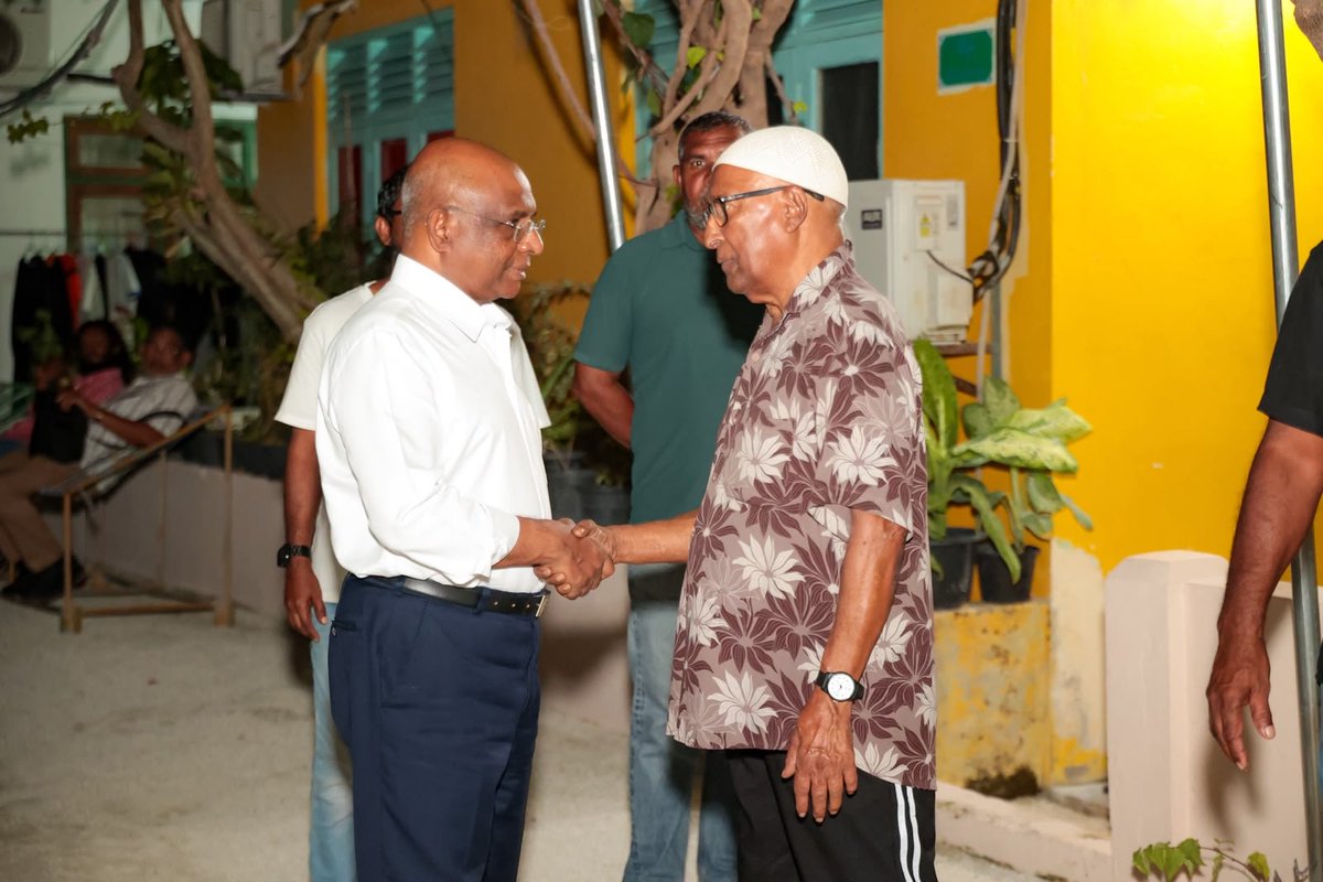Mohamedfaisalv's tweet photo. ރާއްޖޭގެ ނިއުޅެމުންދާ ސިޔާސީ ހަގީގަތުގައި ރާއްޖޭގެ ގިނަ ރަށްޔިތުން މިހާރު ގަބޫލު ކުރައްވާ މި ގައުމަށް އެއްމެ މުހިއްމު އެއް ކަމަކީ ބައިނަލް އަގްވާމީ ދުނިޔޭއާއި އޮންނަ ޙާރިޖީ ޑިޕޮލެމެސީ ގުޅުމަކުން މެނުވީ މި ގައުމެއް ކުރިއަރާ ނުދާނެކަން .. / އޮނަރަބަލް އަބްދުﷲޝާހިދު ދަންނާނެ ހުޅަންގުން ފެށިގެން އިރުމައްޗާ ހަމައަށް ދުނިޔެ އެހެންވީމަ ޝާހިދު ހޮވަން ޖެހެނީ .ގުރައިދޫ ރަށްޔިތުން..@abdulla_shahid