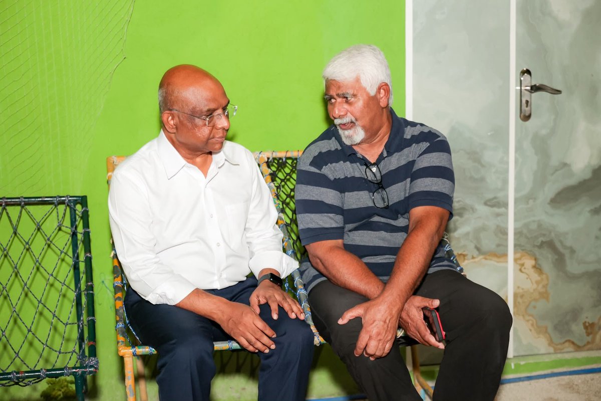 Mohamedfaisalv's tweet photo. ރާއްޖޭގެ ނިއުޅެމުންދާ ސިޔާސީ ހަގީގަތުގައި ރާއްޖޭގެ ގިނަ ރަށްޔިތުން މިހާރު ގަބޫލު ކުރައްވާ މި ގައުމަށް އެއްމެ މުހިއްމު އެއް ކަމަކީ ބައިނަލް އަގްވާމީ ދުނިޔޭއާއި އޮންނަ ޙާރިޖީ ޑިޕޮލެމެސީ ގުޅުމަކުން މެނުވީ މި ގައުމެއް ކުރިއަރާ ނުދާނެކަން .. / އޮނަރަބަލް އަބްދުﷲޝާހިދު ދަންނާނެ ހުޅަންގުން ފެށިގެން އިރުމައްޗާ ހަމައަށް ދުނިޔެ އެހެންވީމަ ޝާހިދު ހޮވަން ޖެހެނީ .ގުރައިދޫ ރަށްޔިތުން..@abdulla_shahid