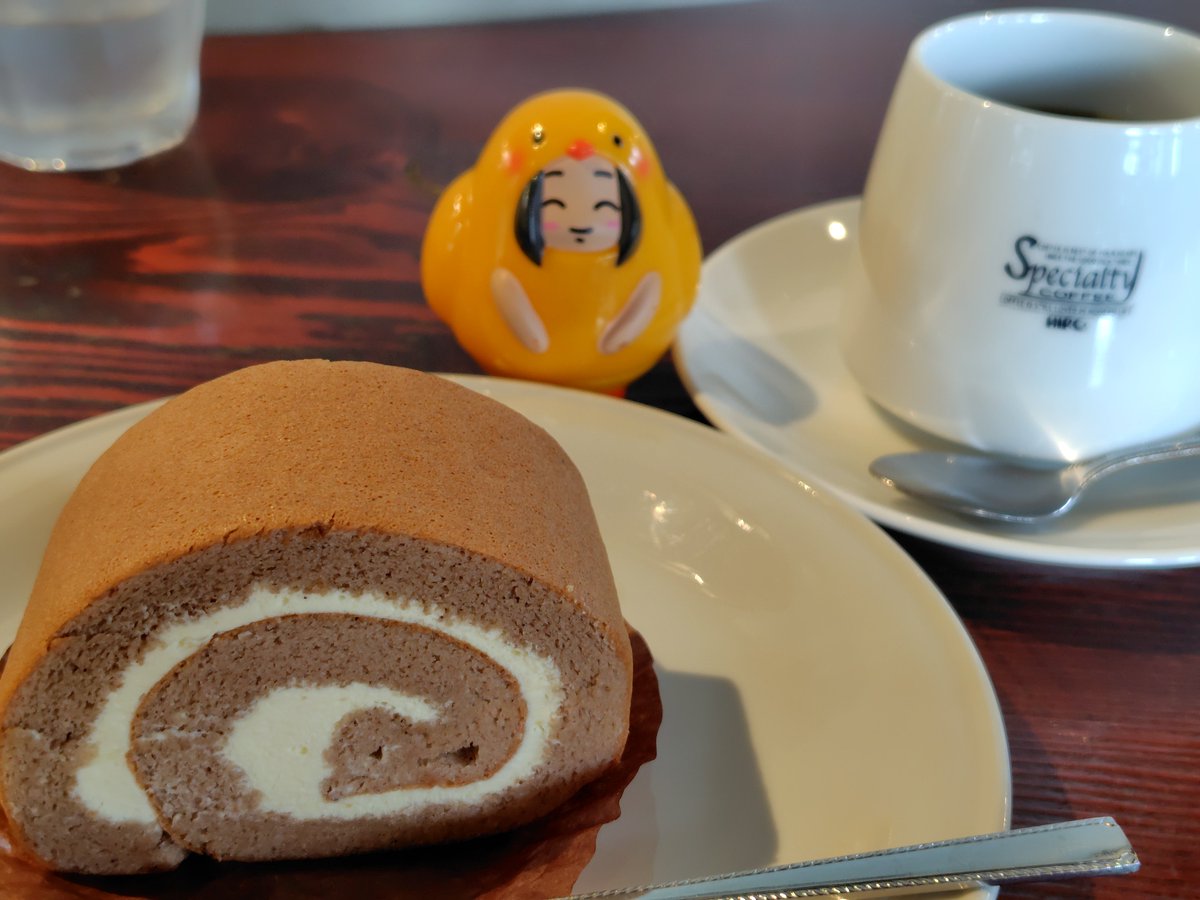 hiro_efu's tweet photo. ヒロコーヒーさんでオーガニックコロンビアと珈琲ロールだよ、エナガのなつみさん
#なぴカフェ https://t.co/6Z41ycq5sI