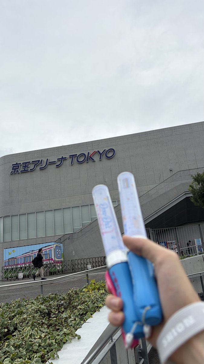 muteP621_LL's tweet photo. 現地到着！
今日はブレード持ってきたぞー
左手にバンダナ右手にバンドでふつかめ行きます！
飛田給の飲食店全てえげつない列なので行く方は先に食べてから参戦を推奨します
楽しんでいきましょー
びっくりするくらいまだ雨降ってねぇな
#いきづらい部2nd_Day2 https://t.co/FTkxWNTkdb