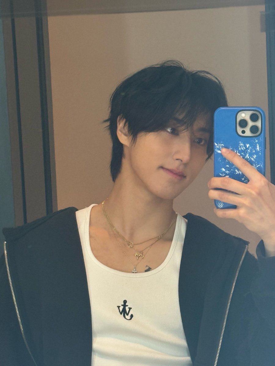 sm1leysung's tweet photo. Biasanya emang cakep tapi di sini dia beneran cakeppp banget ganteng ada hint cantiknya tapi imut gemesnya tetap ga ketinggalan https://t.co/lXOrrLQUdm