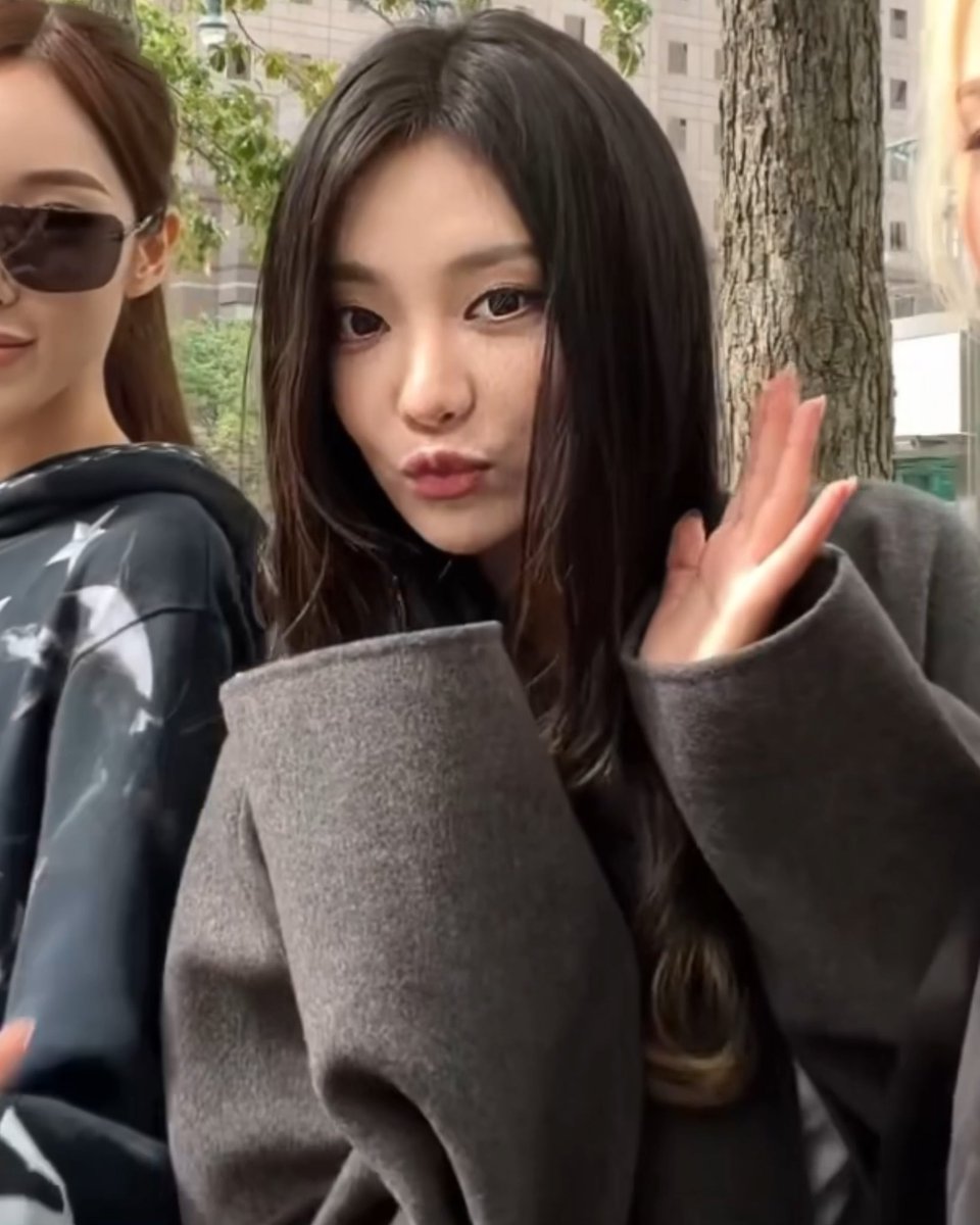 yizhuo1st's tweet photo. sunshine 🌻 https://t.co/6QbtfkWCnK