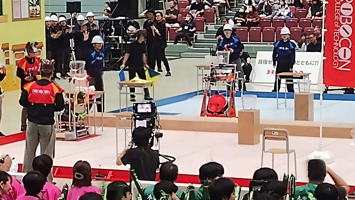 flowersforwappy's tweet photo. 東京高専Aの雑巾投げ、美しい（撮れてないけど）
フリスビーのように回転しながら飛んでいく
#高専ロボコン https://t.co/oZFXWpqoDc