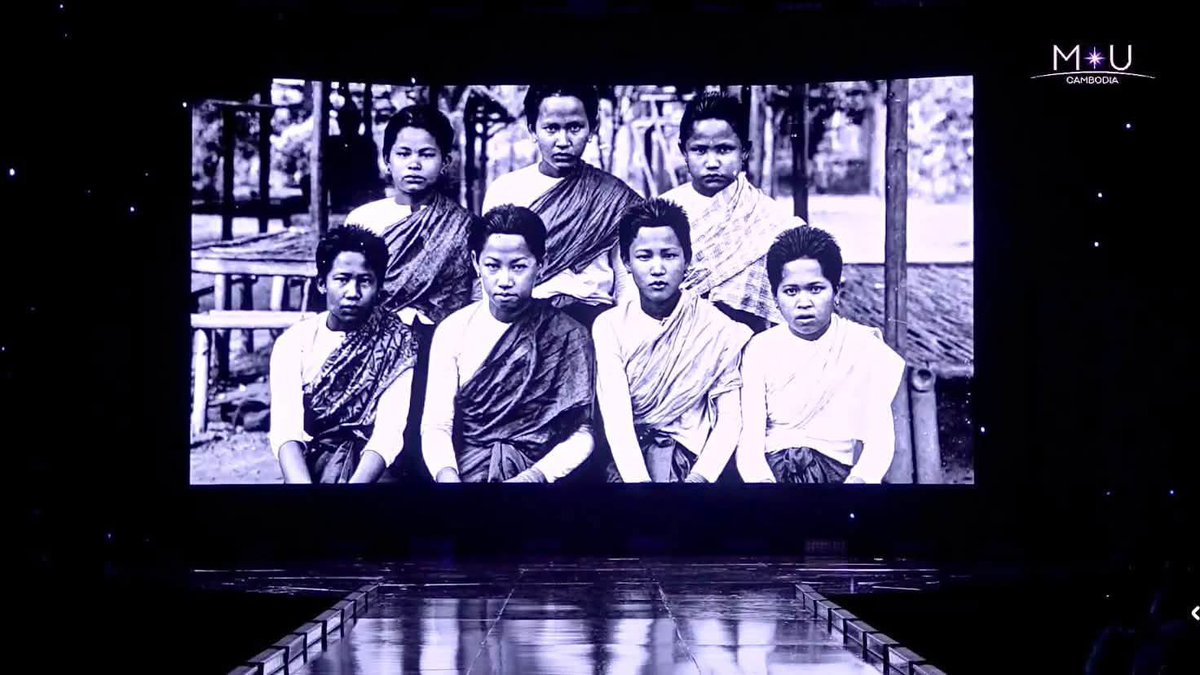 tonpatiwat's tweet photo. เคลียร์ประเด็น … อีกภาพของไทยที่เขมรเคลมบนเวทีประกวดนางงาม

เเท้จริงคือ รูปสาวกำเเพงเพชรสมัย ร.5 

————-

องค์ความรู้ : ภาพเก่าจากฟิล์มกระจก                                                                                       
Old Picture from Glass Plate Negatives

หญิงสาวเมืองกำแพงเพชรในรัชสมัยพระบาทสมเด็จพระจุลจอมเกล้าเจ้าอยู่หัว สวมเสื้อแขนกระบอก ห่มผ้าสไบ นุ่งโจงกระเบน ตัดผมทรงดอกกกระทุ่ม

Ladies of Kamphaeng Phet during the reign of King Chulalongkorn.
They wore chong kraben for the lower part; blouses with tight long sleeves, finished up with sashes for their tops, complete with the short dok krathum hairstyle.

ภาพ/ข้อมูล : หนังสือฟิล์มกระจกจดหมายเหตุ หนึ่งพันภาพประวัติศาสตร์รัตนโกสินทร์ เล่ม ๓