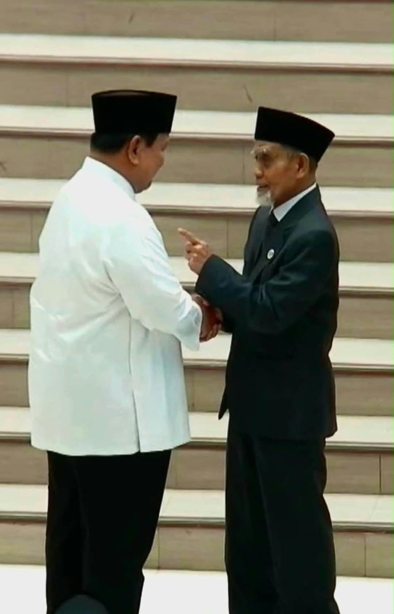 FahmiAgustian's tweet photo. Saya sangat bangga dan berkesan dg gestur KH Hasan Abdullah Sahal saat berjabat tangan dg Presiden Prabowo ini. 

Tangan kanan menjabat tangan, tangan kiri menunjuk. https://t.co/jxXMqMuGzQ